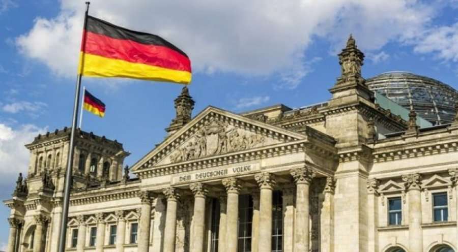Mijëra gjermanë janë mbledhur në Berlin për të protestuar kundër kufizimeve të COVID-19