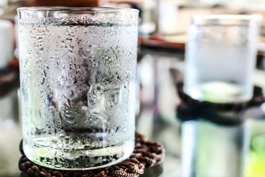 Para apo pas ngrënies – Kur është Koha e duhur për të pirë ujë?