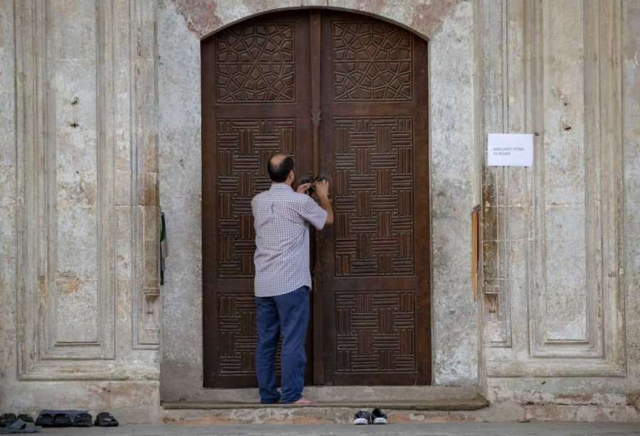 AP: Foto nga falja e namazit të Bajramit të Vogël nëpër botë – në Kosovë xhamitë u mbyllën