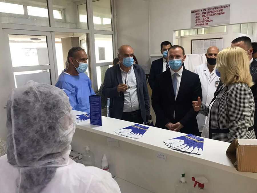 Dhurohen 24 mijë maska, 900 palë veshje mbrojtëse dhe 990 dezinfektues për Spitalin e Ferizajt
