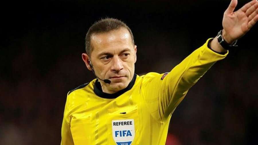 Cuneyt Cakir do të drejtojë ndeshjen Barcelona-Napoli në