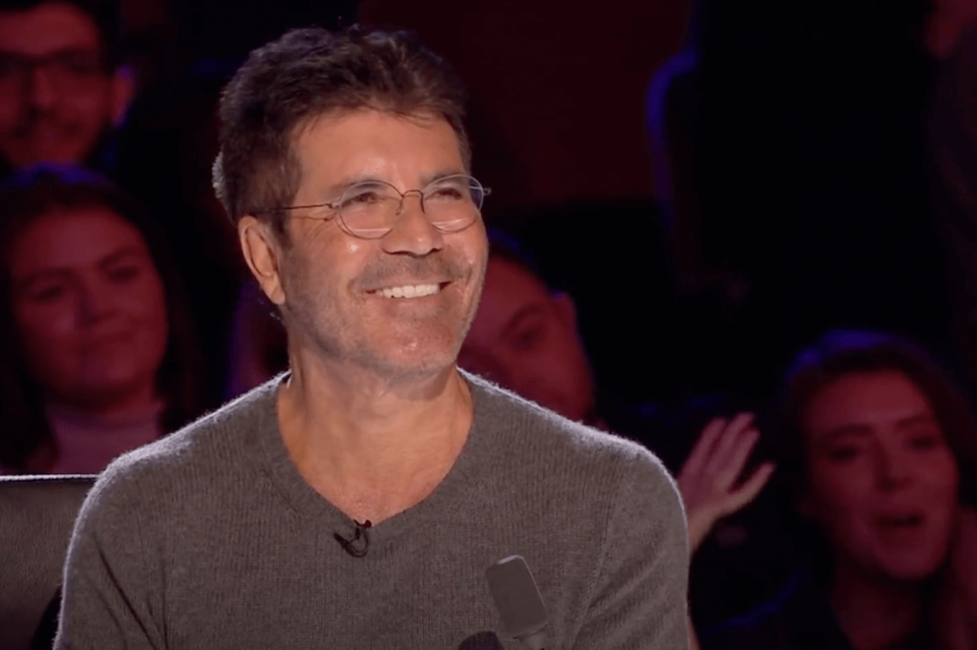 Simon Cowell thyen shtyllën kurrizore