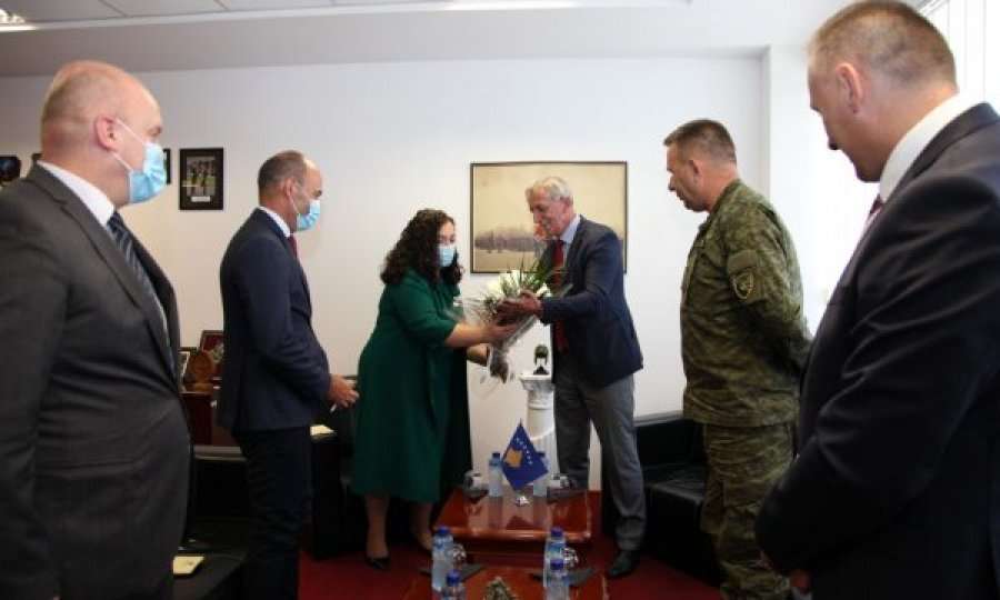 Osmani pritet me lule nga Anton Quni, FSK-ja dërgon zyrtar ndërlidhës në Kuvend