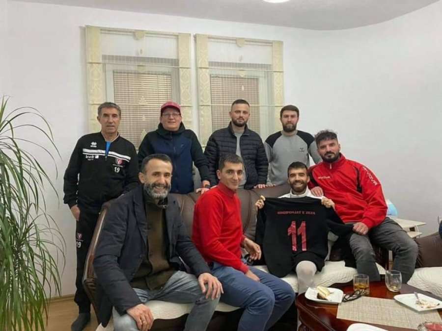 Tifozët e Drenicës nuk e harrojnë futbollistin e lënduar, i bëjnë vizitë në shtëpi