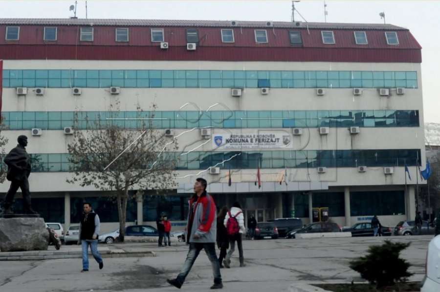 Ferizaj: I vidhet Mercedesi, pronari e gjen atë duke u djegur
