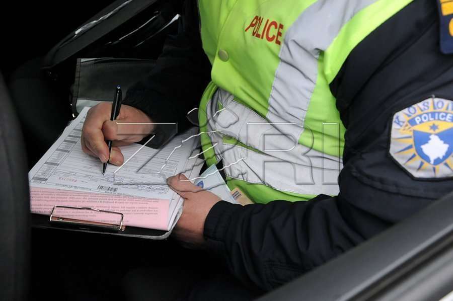 Policia gjobit me150 euro veturën zyrtare që bëri tejkalim në vijë të plotë