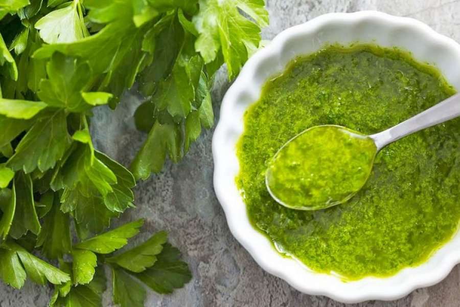 Trajtimi bimor me majdanoz për lëkurë të butë e të shëndetshme