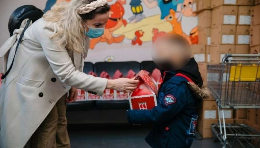“Petrol Company”, shpërndau dhurata për fëmijët në repartin e leukemisë
