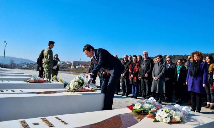 Albin Kurti arrin në Prekaz, shoqërohet nga Bekim Jashari