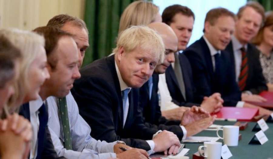Johnson riorganizon kabinetin qeveritar