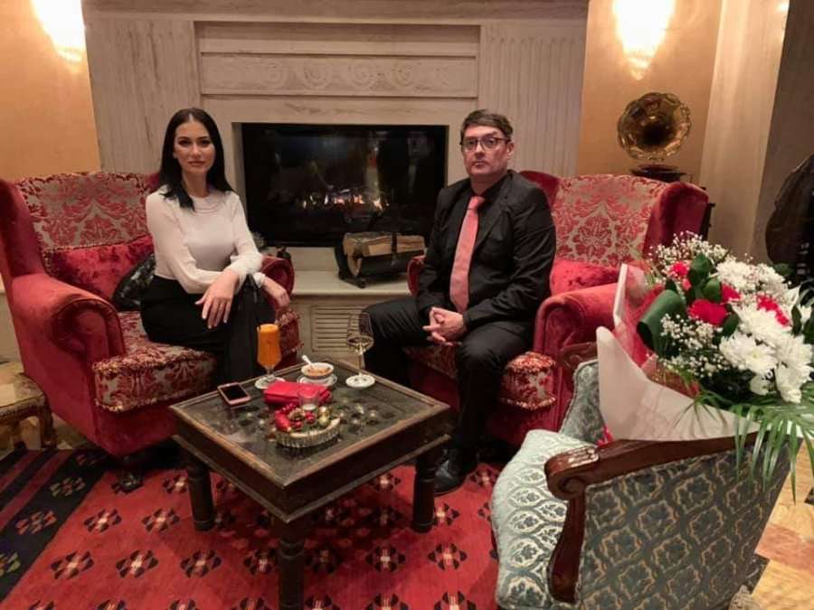Munishi i drejtohet gruas për ditën e të dashuruarve: Edhe Shën Valentini na ka lakmi