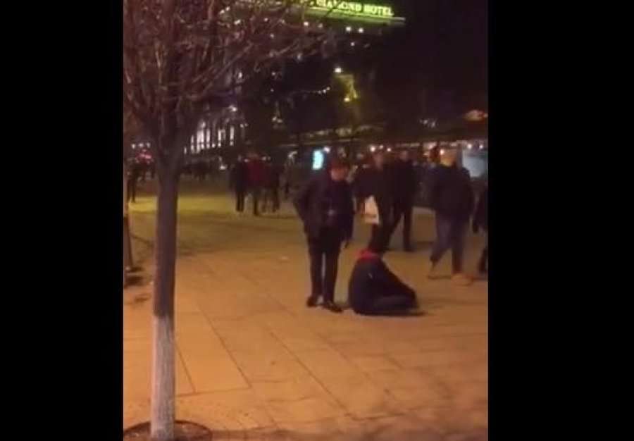 Avokati Tomë Gashi shihet duke i shqelmuar paratë e lypsarit në shesh
