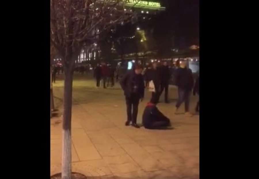 Ky është reagimi i Tomë Gashit pas publikimit të videos duke i shqelmuar paratë e lypsarit
