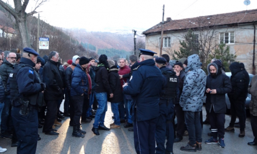 Vazhdojnë protestat e Shaljanëve, i pengojnë minatorët të shkojnë në punë