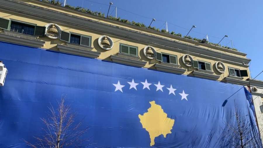 Feston edhe Shqipëria, Tirana mbushet me ngjyrat e flamurit të Kosovës