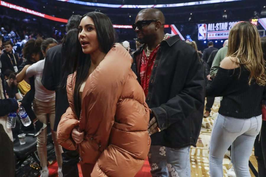 Vaki në ndeshje basketbolli: Kim tenton ta puthë dy herë Westin, ai refuzon përkundër kërkesës së publikut