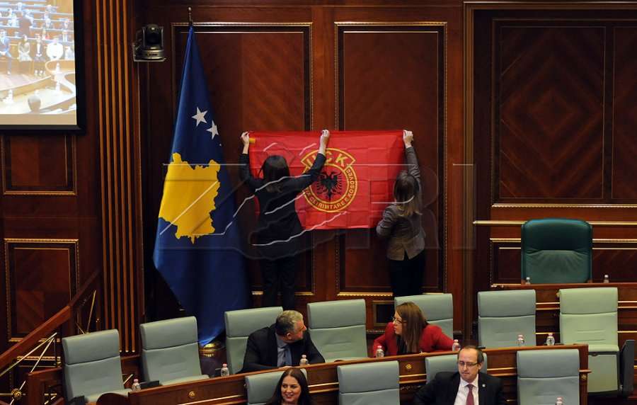 PDK-ja e vendos në Kuvend flamurin e UÇK-së