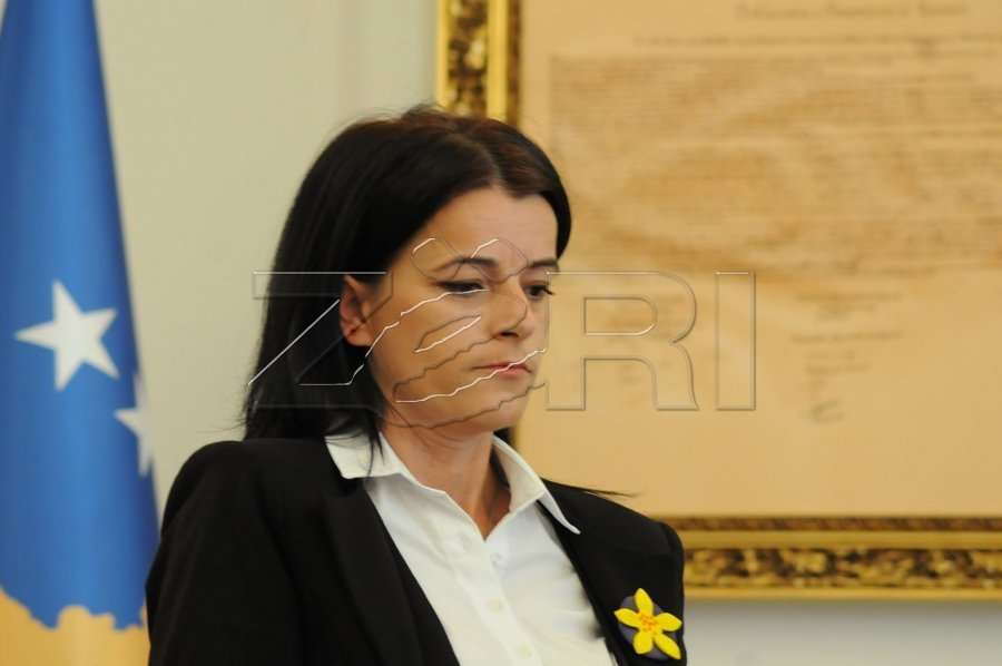 Vasfije Krasniqi, e zhgënjyer se shtëpia ku u përdhunua nga serbët po rrënohet