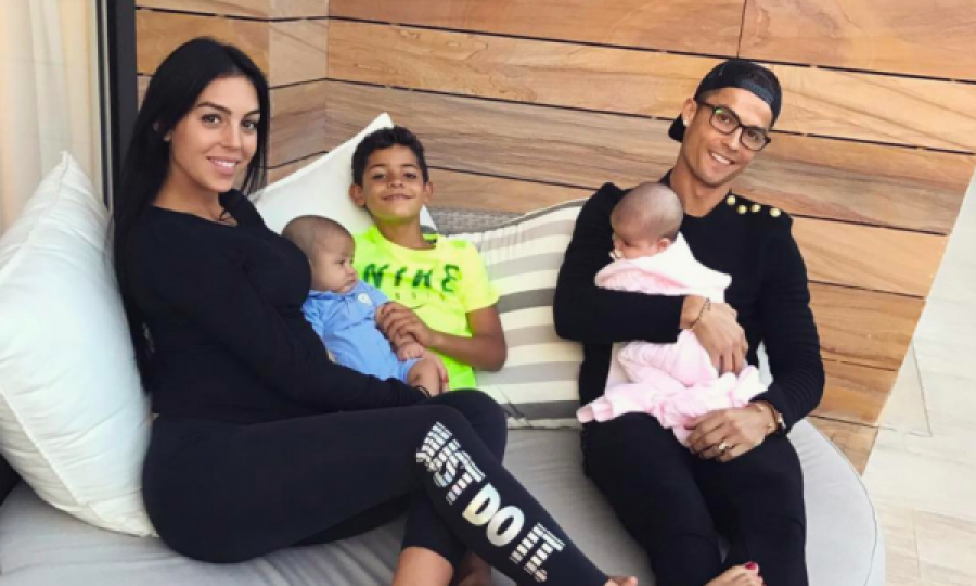 Cristiano Ronaldo e paguan Georginën për mirëmbajtjen e shtëpisë dhe kujdesin ndaj fëmijëve