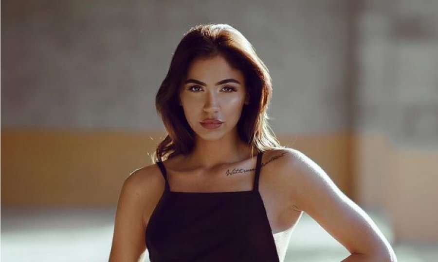 Arta shfaqet tepër seksi në një koncert, bashkë me shoqen e saj