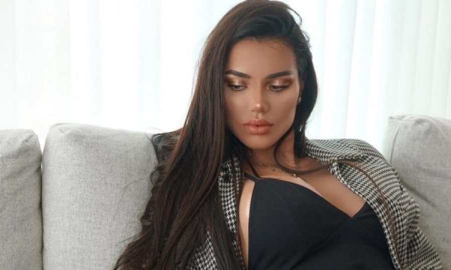 Morena Taraku ‘reklamon’ blerjet e fundit duke u endur në të brendshme