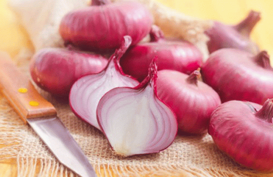 Luftoni humbjen e flokëve me lëngun e qepës