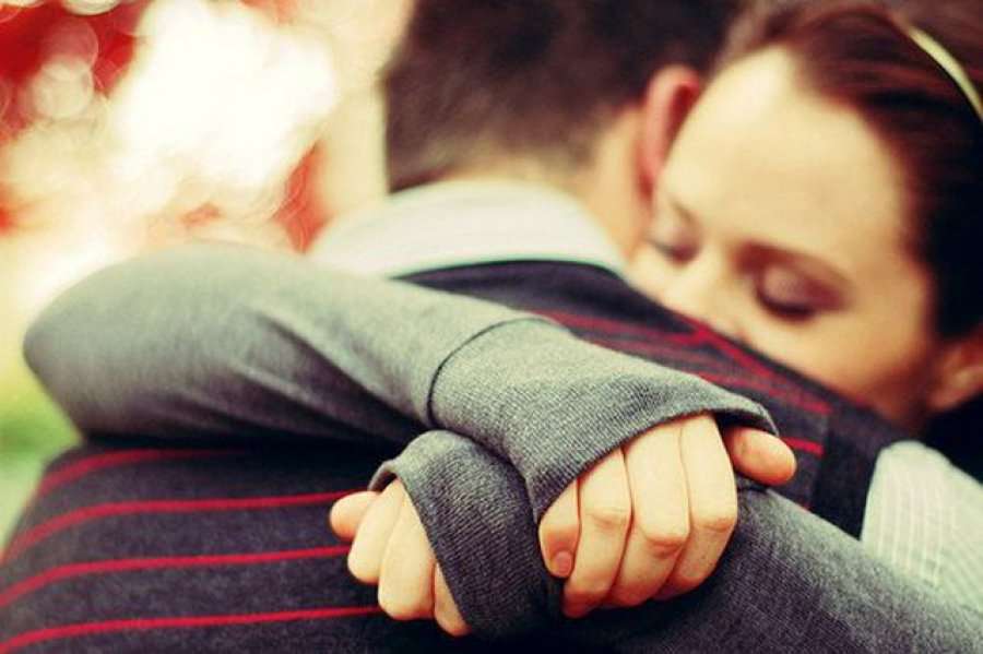 Edhe pse mund ta doni shumë partnerin, këto gjëra s’keni pse t’i bëni për të