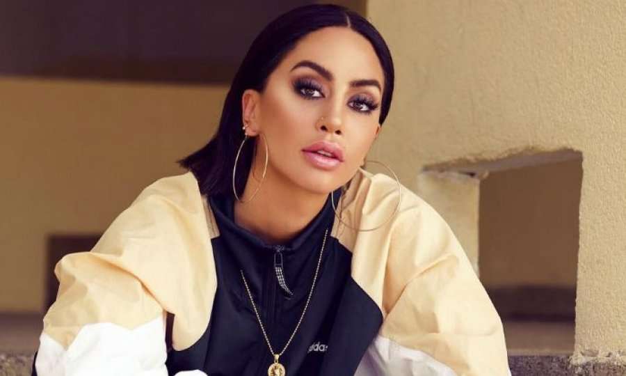 Dafina në përqafim të DJ Geek, tregon se është e dashuruar marrëzisht