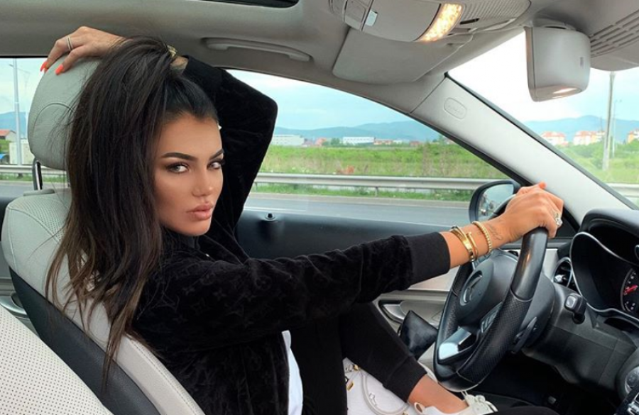 Morena Taraku publikon foto me rrobdishan, komentuesit tallen me të: O çoma lokacionin
