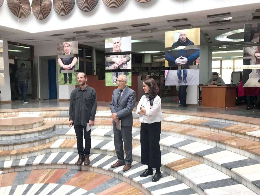 “Ballafaqimi me të harruarën”, ekspozita që dokumenton dhimbjen për të pagjeturit
