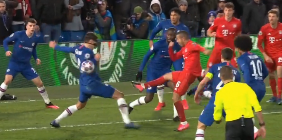 Chelsea – Bayern Munich, a mendoni se kjo ishte penallti?