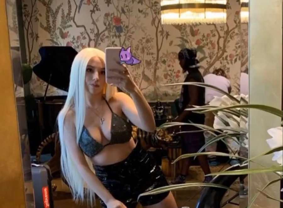 Si rrallëherë, Ava Max ekspozon linjat trupore