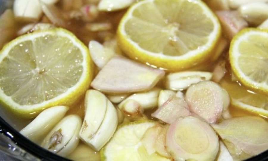 Pastroni enët e gjakut me hudhër dhe limon për 40 ditë