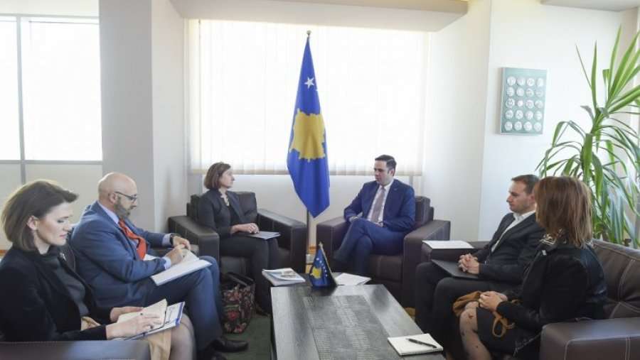 Ministri Abdixhiku prezanton projektet para përfaqësuesit të Bankës Botërore