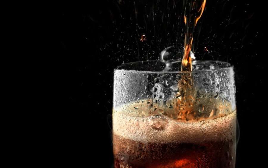 Jeni mbi të 40’tat dhe pini pije të gazuara shpesh? Ja çka po i bëni zemrës suaj