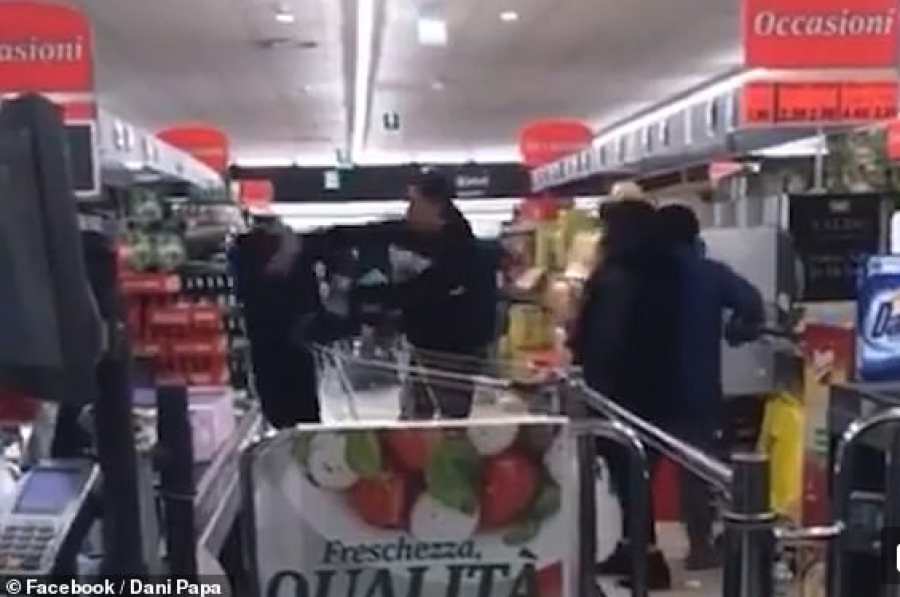 Dy të rinj italianë zihen me grushta në mes të supermarketit për mungesë ushqimesh