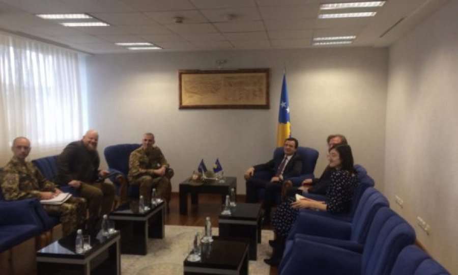 Kurti takohet me komandantin e KFOR-it