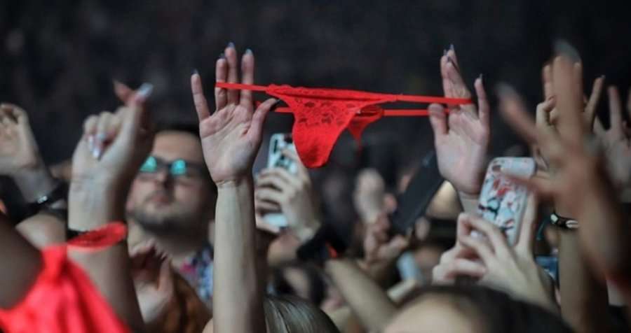Fansja “çmendet” pas këngëtarit të njohur, tregon të brendshmet në koncertin e tij