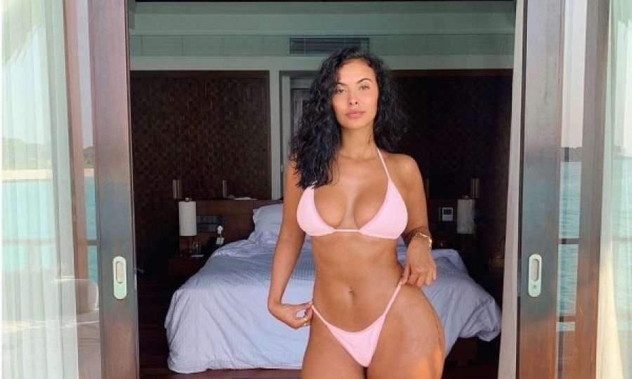 Maya, tregon format seksi nga plazhi