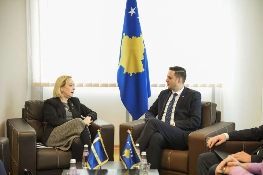 Abdixhiku priti në takim ambasadoren suedeze