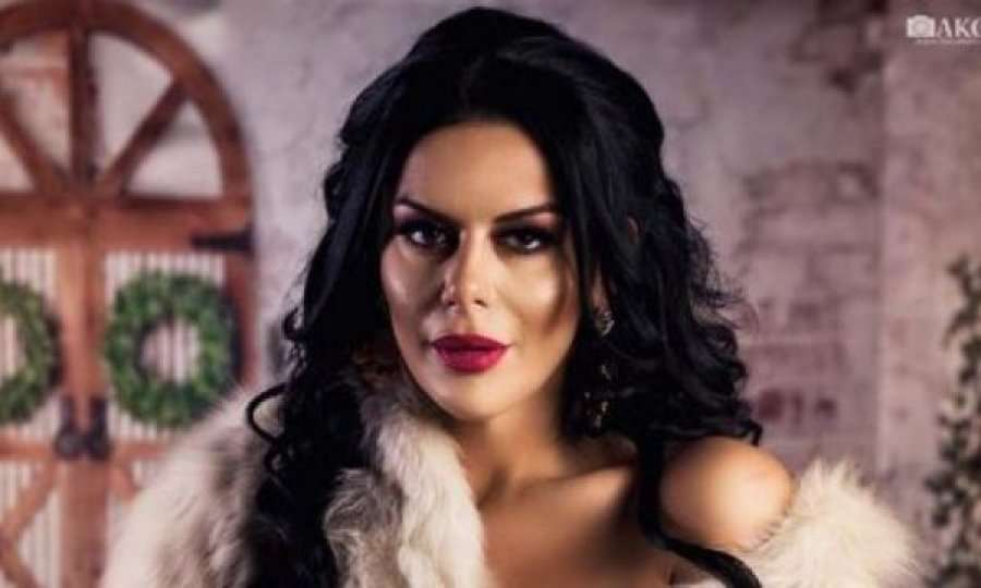 Big Mama shfaqet me plotë elegancë