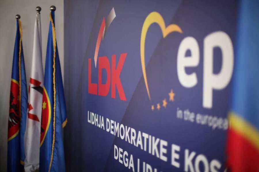 LDK reagon ndaj portalit 'Gazeta Express' - Lajmet e fundit - Zëri