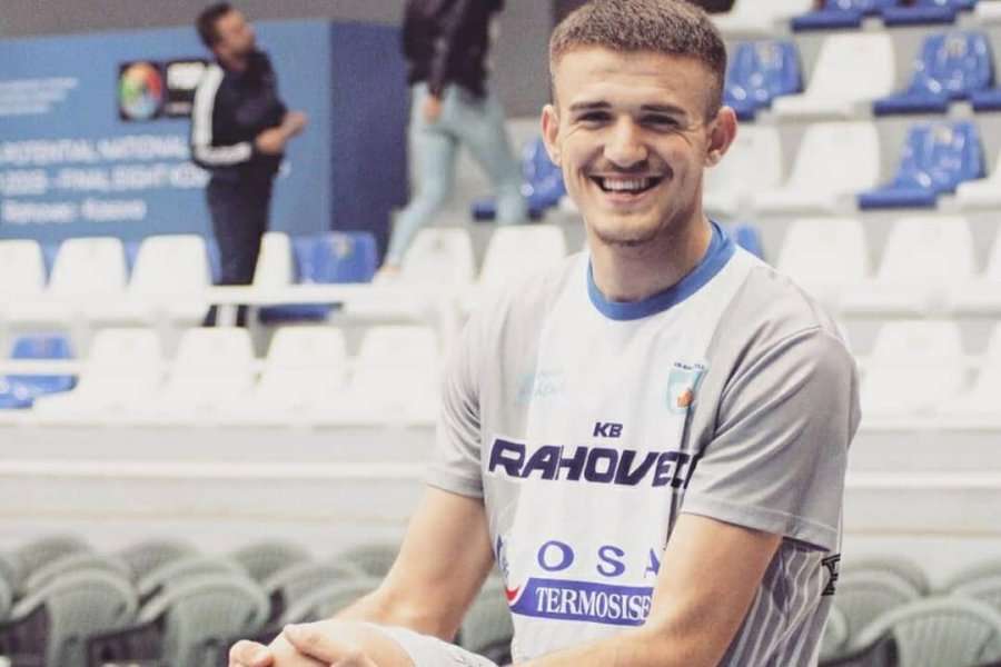 Është vetëm 18-vjeçar, por lider në fushë, rrëfehet kapiteni i skuadrës së Superligës