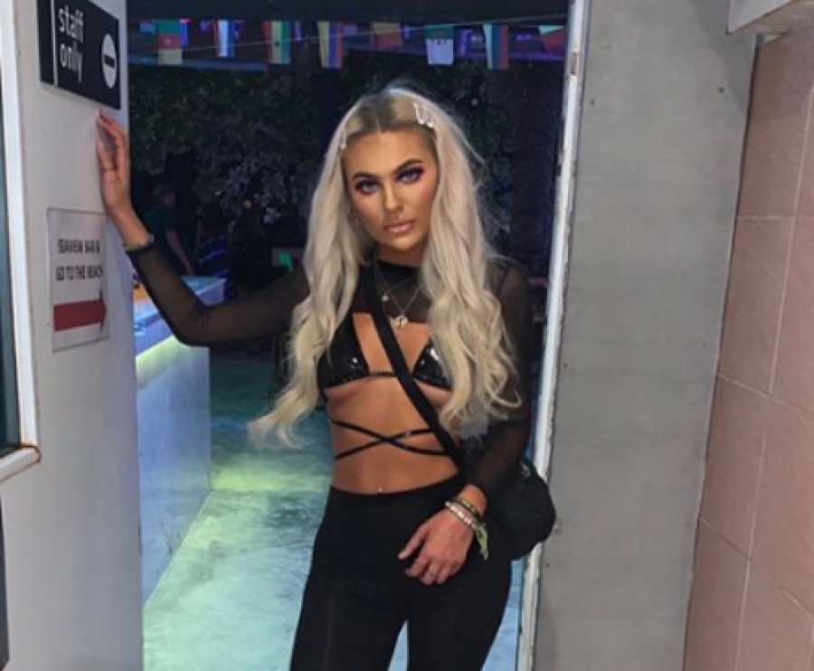 Tragjedi: Deshi të bënte një fotografi nga shkëmbi, vdes modelja 21 vjeçe