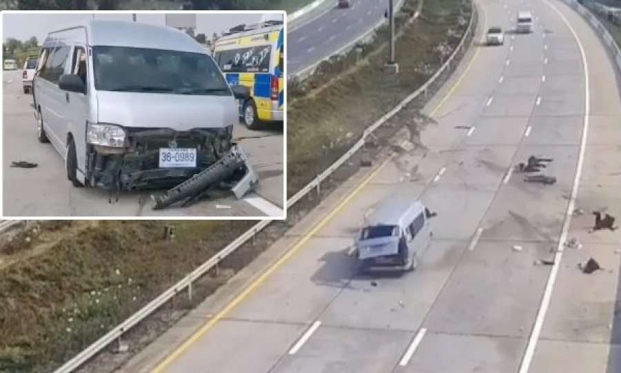 Tmerr në autostradë: Minibusit i çahet goma, turistët “fluturojnë” në rrugë