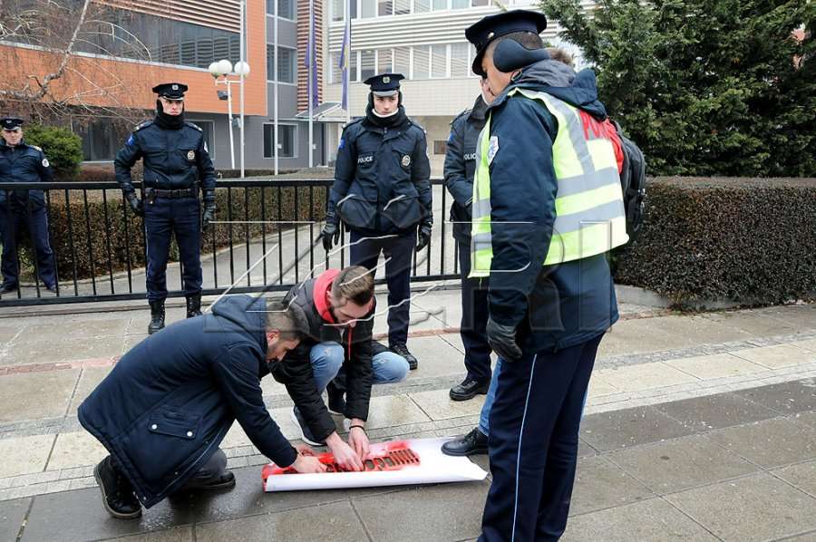 Qeveria nuk po foromohet, studentët e paknaqur protestojnë para Kuvendit, por pengohen nga policia