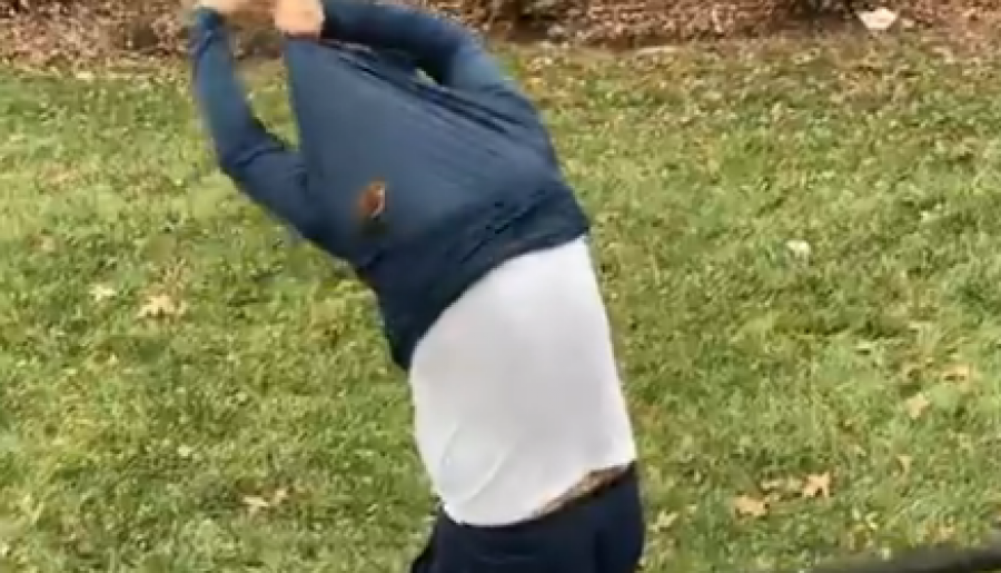 Legjenda Hakan Shukur poston video interesante me një zog që nuk i largohet