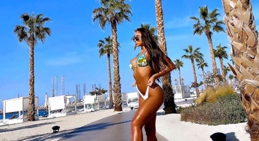 Arta Nitaj nuk i ndal paraqitjet përvëluese me bikini