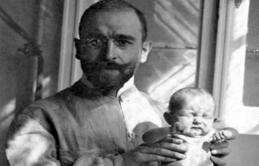Historia e doktorit që shpëtoi mijëra foshnje me supën e tij