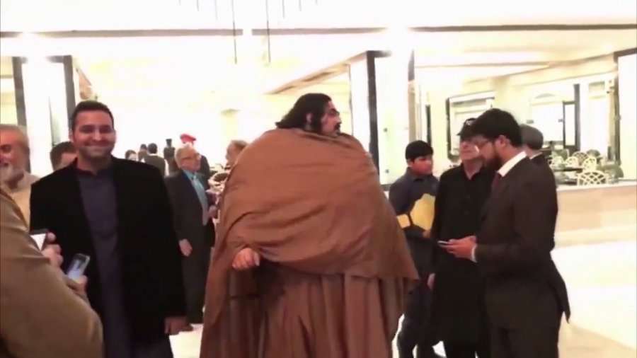 Hulku 453 kilogram kërkon nuse. Njihuni me njeriun më të fortë në botë